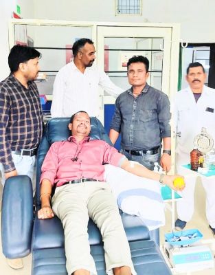 विश्व फार्मासिस्ट दिवस पर एसो. पदाधिकारियों ने किया रक्तदान