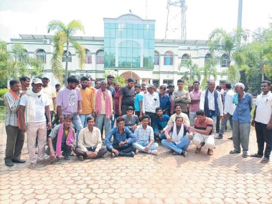 बारदी के सचिव को यथावत रखने की मांग, ग्रामीण पहुंचे कलेक्टोरेट