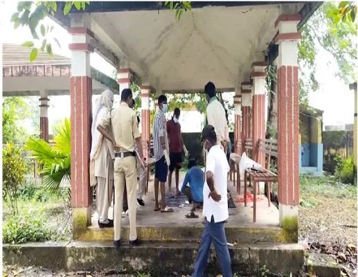 चीरघर में भरा पानी, खुले में किया पोस्टमार्टम