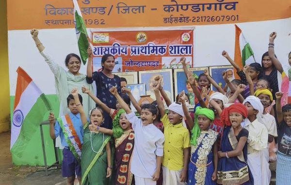 शहीदों को दी श्रद्धांजलि  देश भक्ति गीत गायन स्पर्धा 