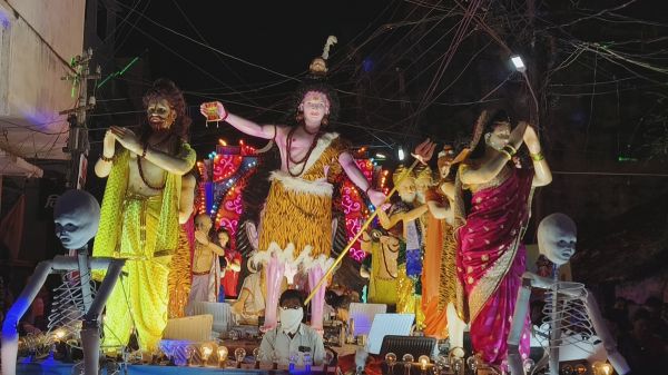 गणेश विसर्जन : पौराणिक गाथाओं की झांकियों ने खींचा भक्तों का ध्यान