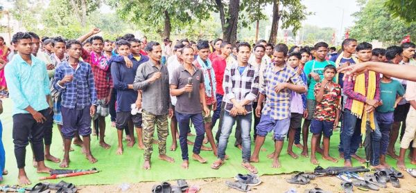 मतदान के पक्ष में पहली बार जिला मुख्यालय पहुंचे ग्रामीण