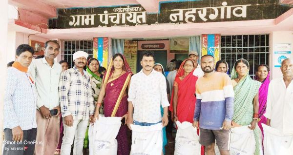 सब्जी खेती करने वाले सौ किसानों  को वर्मी कम्पोस्ट खाद का वितरण 