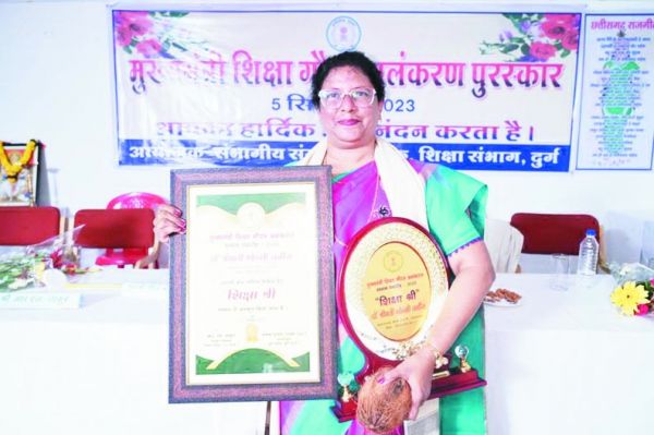 शिक्षाश्री से मोनसी सम्मानित