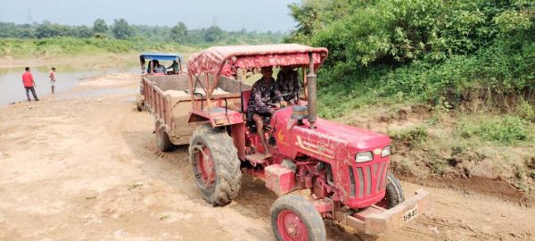 अवैध उत्खनन करते 10 ट्रेक्टर जब्त