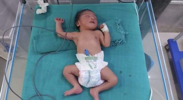 झाडिय़ों में मिली नवजात, जिला अस्पताल में  इलाज जारी