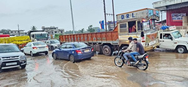 जर्जर सडक़, मूसलाधार बारिश से गड्ढों में जलजमाव