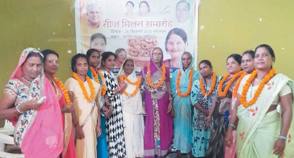 महिला कांग्रेस कार्यकर्ताओं ने मनाया तीज पर्व