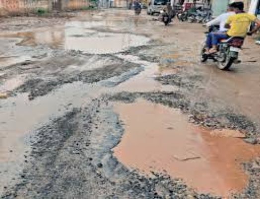 सडक़ पर गड्ढे ही गड्ढे, हो रहे हादसे 
