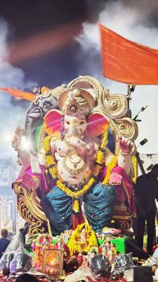 गणपति बप्पा मोरया.. अगले बरस जल्दी आ के जयकारे के साथ दी विदाई