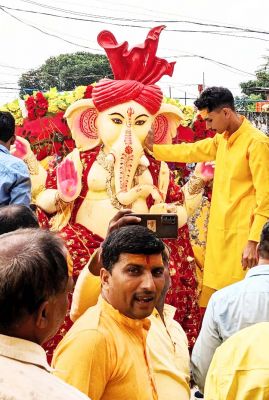 अगले बरस फिर आना...गाजे-बाजे संग गणपति को दी विदाई