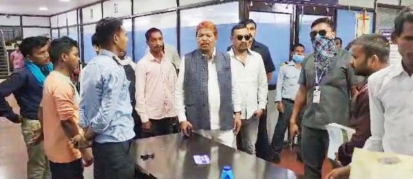 सडक़ हादसे में घायलों का हाल जानने विधायक चंदन पहुंचे जिला अस्पताल
