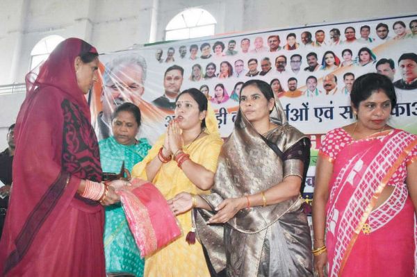 5 सौ आंबा कार्यकर्ताओं व सहायिकाओं का सम्मान