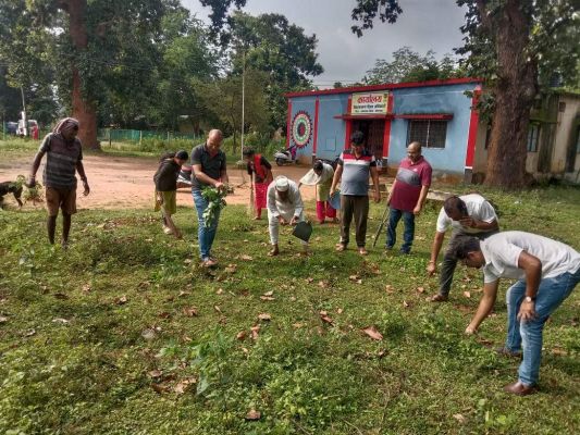 स्वच्छता अभियान में अधिकारी -कर्मचारी  एवं संघ पदाधिकारी हुए शामिल