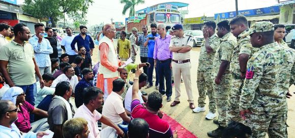 नारायणपुर पासिंग ट्रकों को डायवर्ट करने पर नाराज हुए परिवहन संघ
