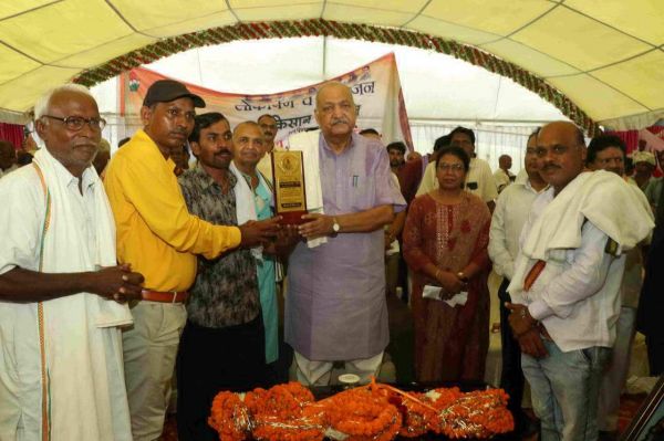 स्वच्छता के क्षेत्र में उत्कृष्ट प्रदर्शन करने वाले 13 पंचायतों को मंत्री चौबे ने किया सम्मानित