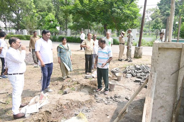 कलेक्टर ने निर्माण कार्य का किया निरीक्षण