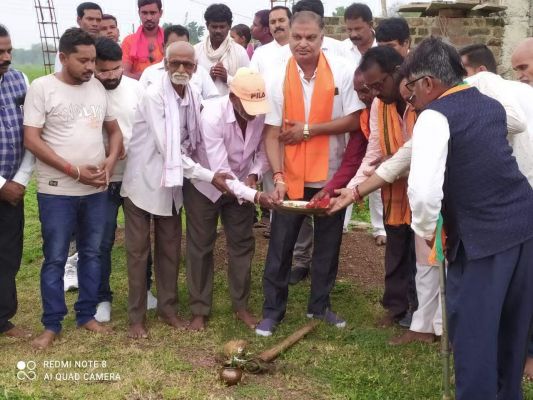 पूर्व सांसद ने ग्रामीण इलाकों में किया विकास  एवं निर्माण कार्यों का भूमिपूजन