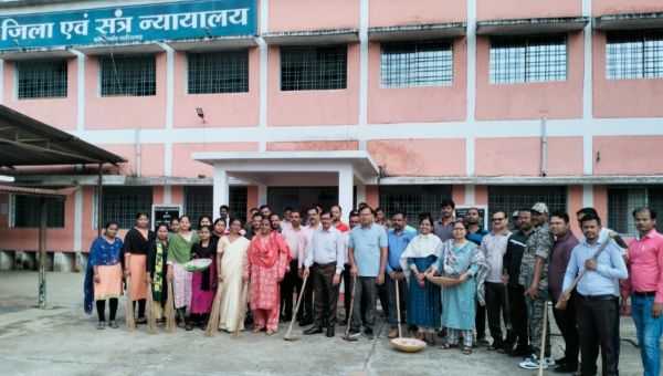 न्यायाधीशों व कर्मियों ने श्रमदान कर की सफाई