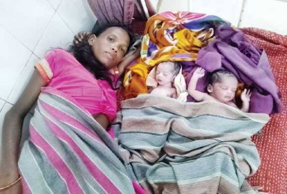 रामानुजगंज सीएचसी में सामान्य प्रसव से जुड़वा बच्चों का जन्म