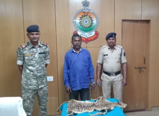 तेंदुआ खाल   संग एक गिरफ्तार 
