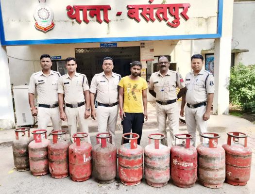 गैस सिलेंडर चोर गिरफ्तार, 10 सिलेंडर बरामद