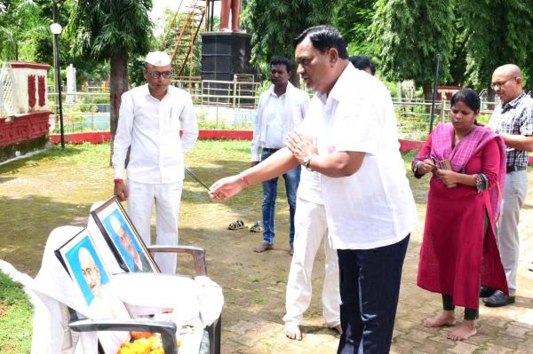 कलेक्टर ने गांधी व शास्त्री को किया नमन