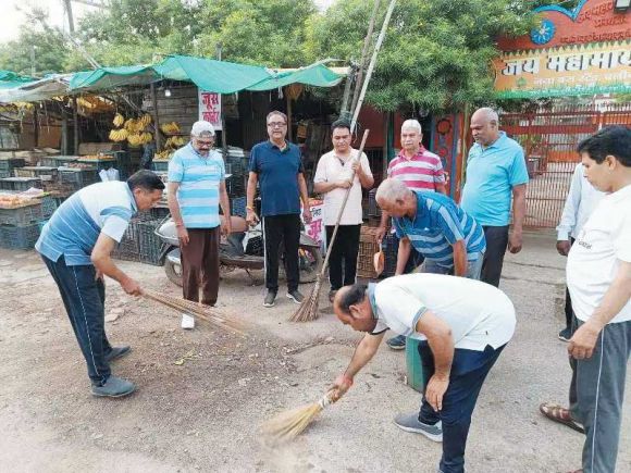 महामाया मंदिर के आसपास सफाई, दिया स्वच्छता का संदेश