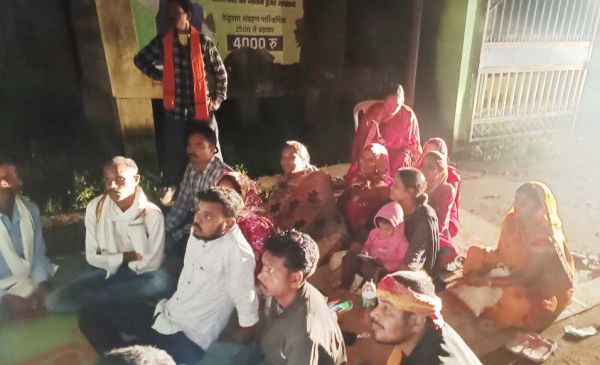 6 घंटे रिटर्निंग अफसर की कार के सामने बैठी महिला सरपंच-पंच