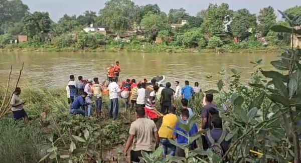 12 घंटे बाद मिली नदी में बही कार, एक लाश बरामद