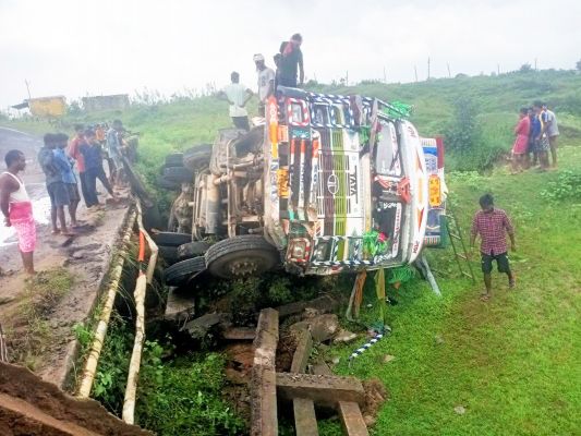 चावल लोड ट्रक पुलिया से गिरा