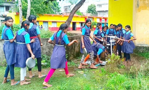 बदहाल व्यवस्था में शिक्षा की पाठशाला: जर्जर भवन में बच्चे पढऩे मजबूर 
