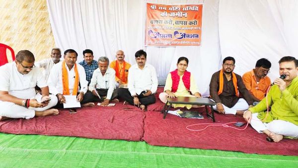 मंदिर ट्रस्ट की भूमि वापस करने की मांग को लेकर पार्षद अनशन पर बैठी 