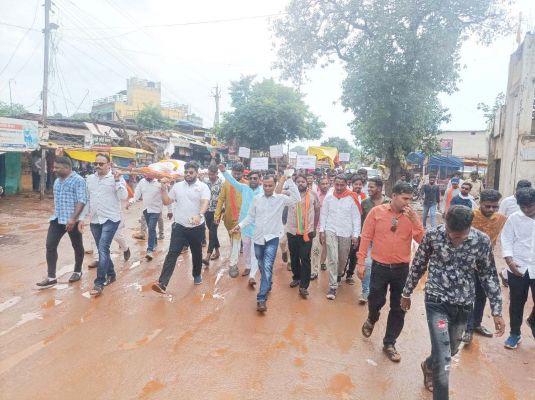 कांग्रेस सरकार के खिलाफ भाजयुमो ने निकाली शवयात्रा, किया आनोखा प्रदर्शन