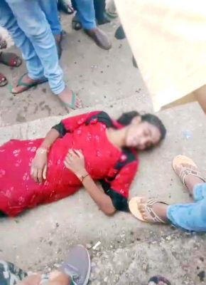 कॉलेज से घर लौट रही युवती  पुल से गिरी, अस्पताल में भर्ती