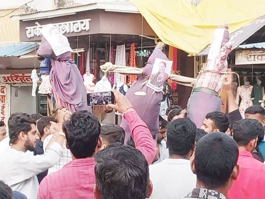 संगीत विवि की कुलपति का पुतला फूंका 