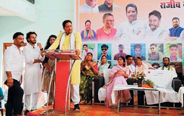 राजीव युवा मितान क्लब के समारोह में शामिल हुए गिरीश देवांगन