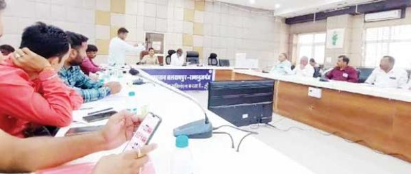 कलेक्टर एवं जिला निर्वाचन अधिकारी ने ली राजनीतिक दलों की बैठक