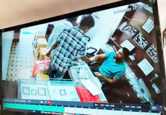 सराफा दुकान से दिनदहाड़े उठाईगिरी, 5 लाख के जेवर- नगदी समेत  दो आरोपी फरार
