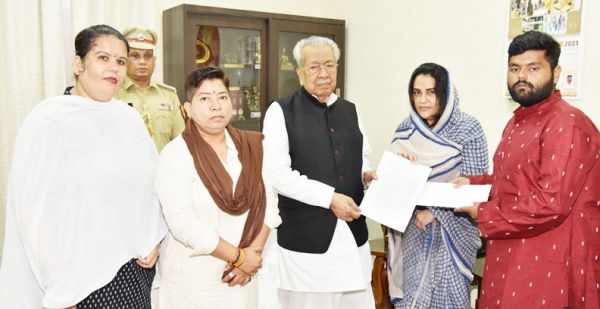 संगीत विवि के ऑफ कैंपस सेंटर को बंद करने विभा सिंह ने राज्यपाल से मुलाकात कर ज्ञापन सौंपा