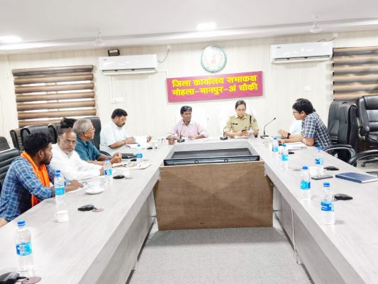 मतदाता सूची का अंतिम प्रकाशन कलेक्टर ने ली प्रतिनिधियों की बैठक