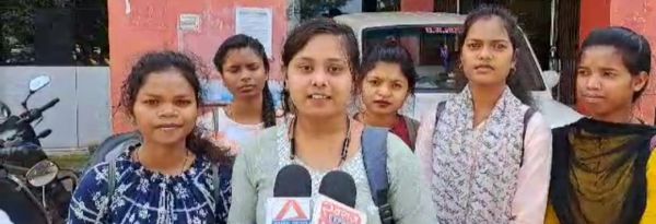 कॉलेज परिसर के बाहर शराबियों का जमावड़ा 