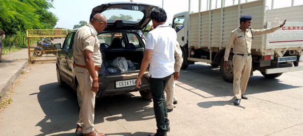 लग्जरी बसों और कारों की सख्ती से जवान कर रहे जांच