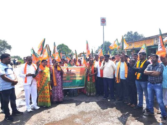 सडक़ को लेकर सडक़ पर उतरी भाजपा  सुबह से चक्काजाम, पदयात्रा  कर जताया विरोध