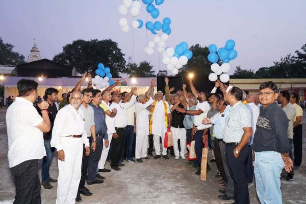 हवा में गुब्बारे छोड़ शांति के संदेश के साथ  अग्रसेन जयंती का भव्य शुभारंभ
