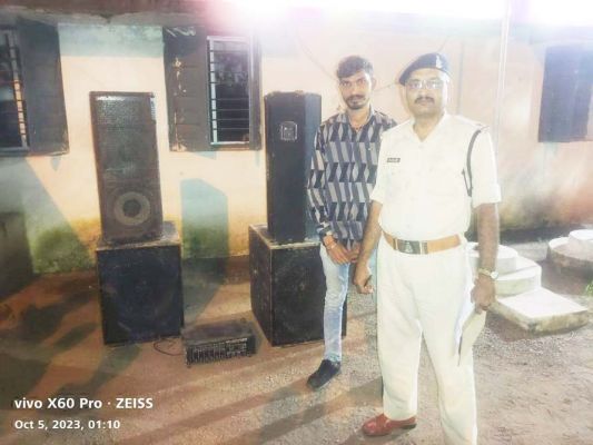 तेज आवाज में बजा रहा था डीजे, पुलिस ने की कार्रवाई