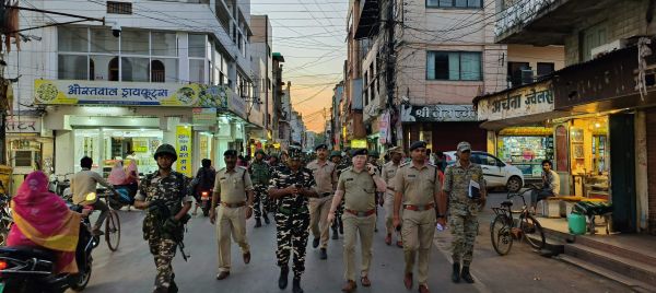चुनाव को लेकर पुलिस अलर्ट  शहर के अलग-अलग इलाकों में निकाला फ्लैग मार्च