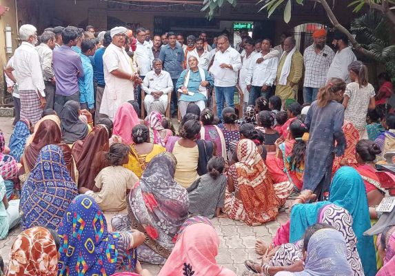 पट्टा नहीं मिलने से नाराज वार्डवासी  पहुंचे विधायक कार्यालय