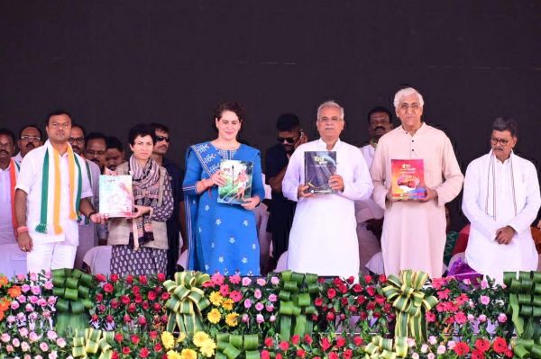 प्रियंका ने सीएम के साथ पुरखती कागजात और ताना बाना पुस्तिका का किया विमोचन