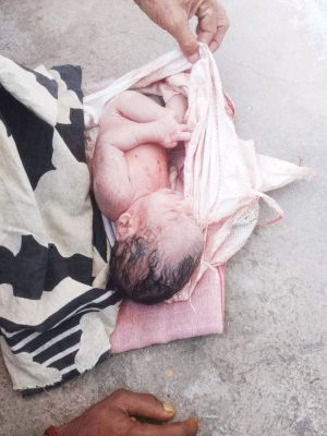 बोरे में मिला नवजात, अस्पताल में भर्ती